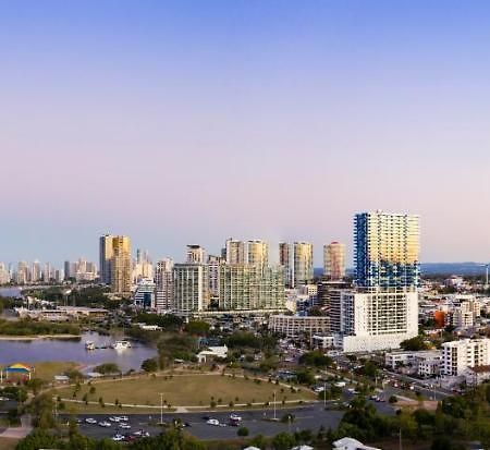 Sky Broadwater Apartments Southport Extérieur photo